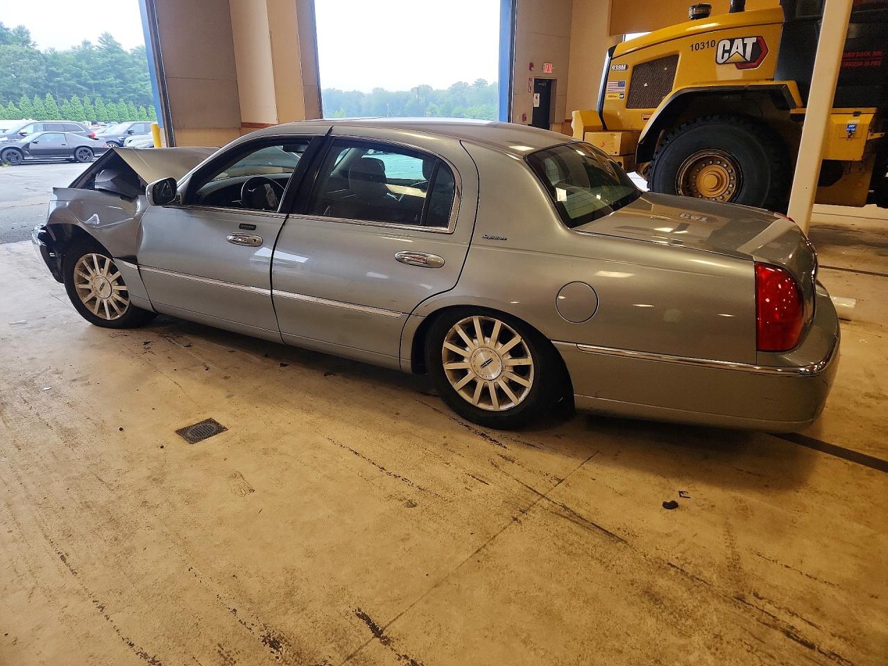 1LNHM81VX6Y633403 · 2006 LINCOLN TOWN CAR · 2/12