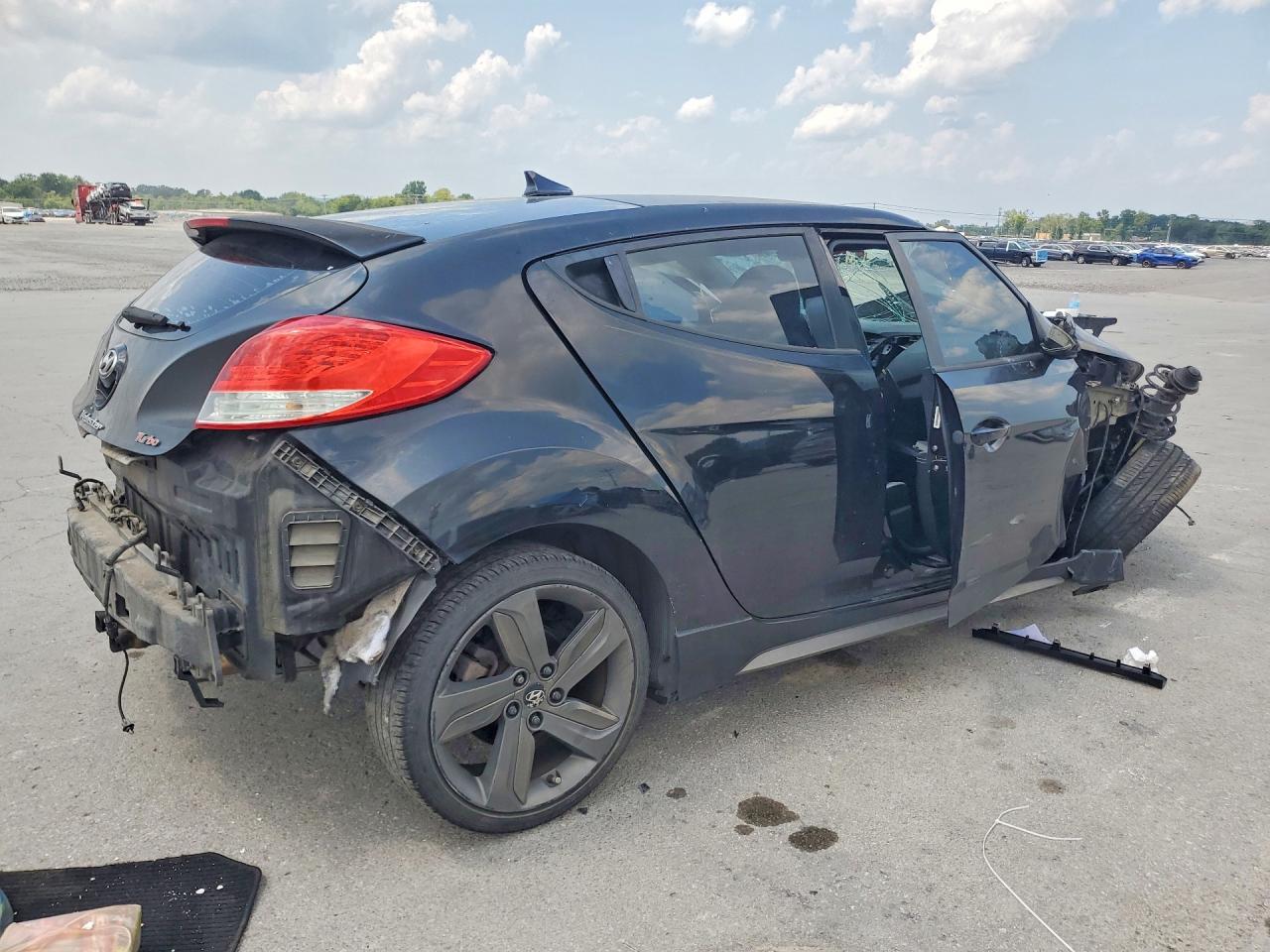 KMHTC6AE0FU233942 · 2015 HYUNDAI VELOSTER · 3/13