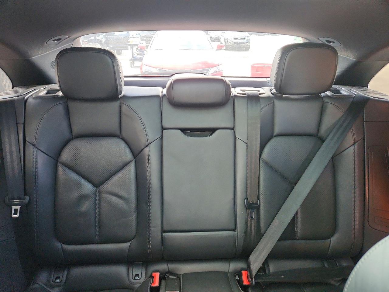 WP1AB2A55LLB33083 · 2020 PORSCHE MACAN · 10/13