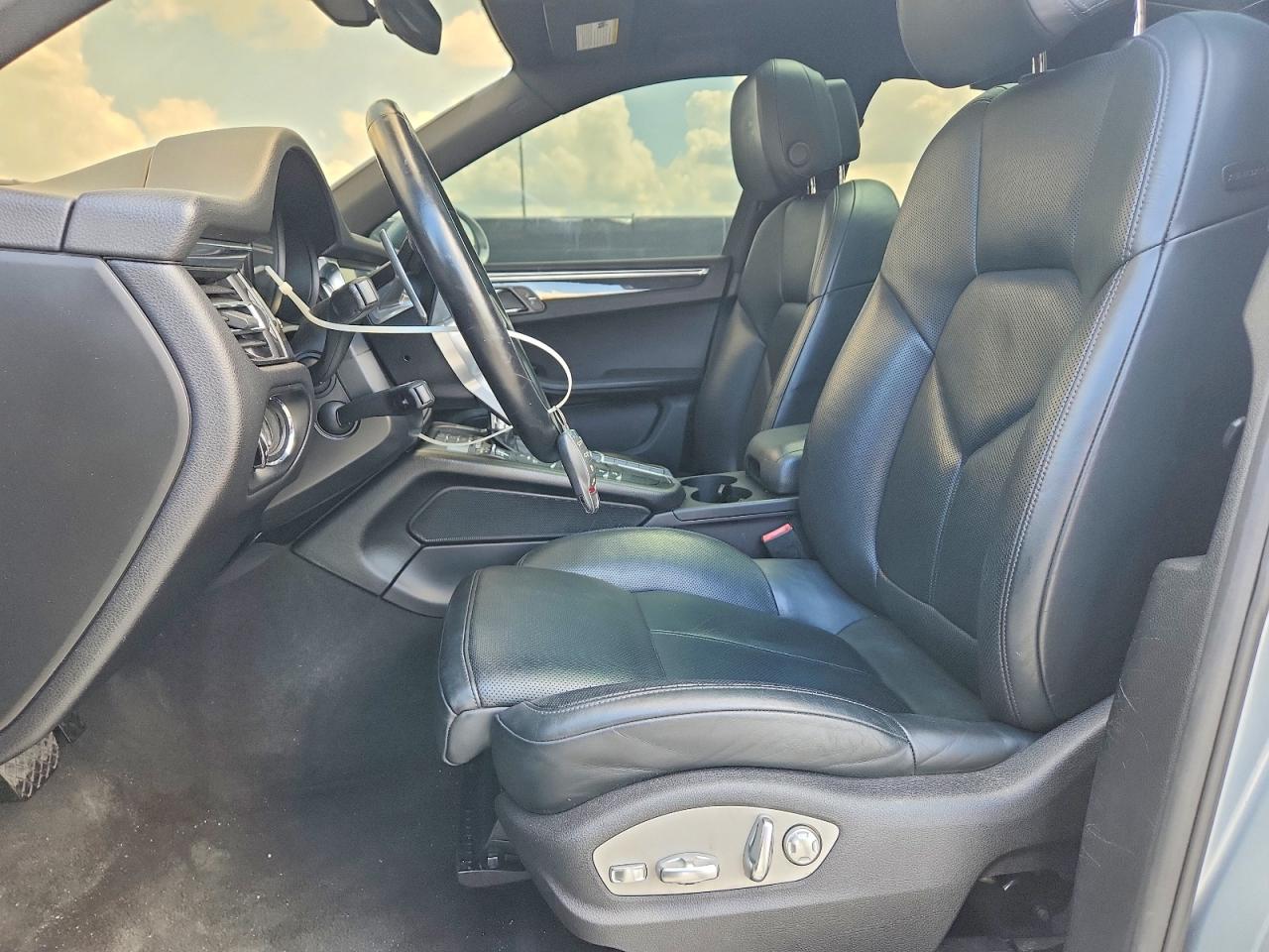 WP1AB2A55LLB33083 · 2020 PORSCHE MACAN · 7/13