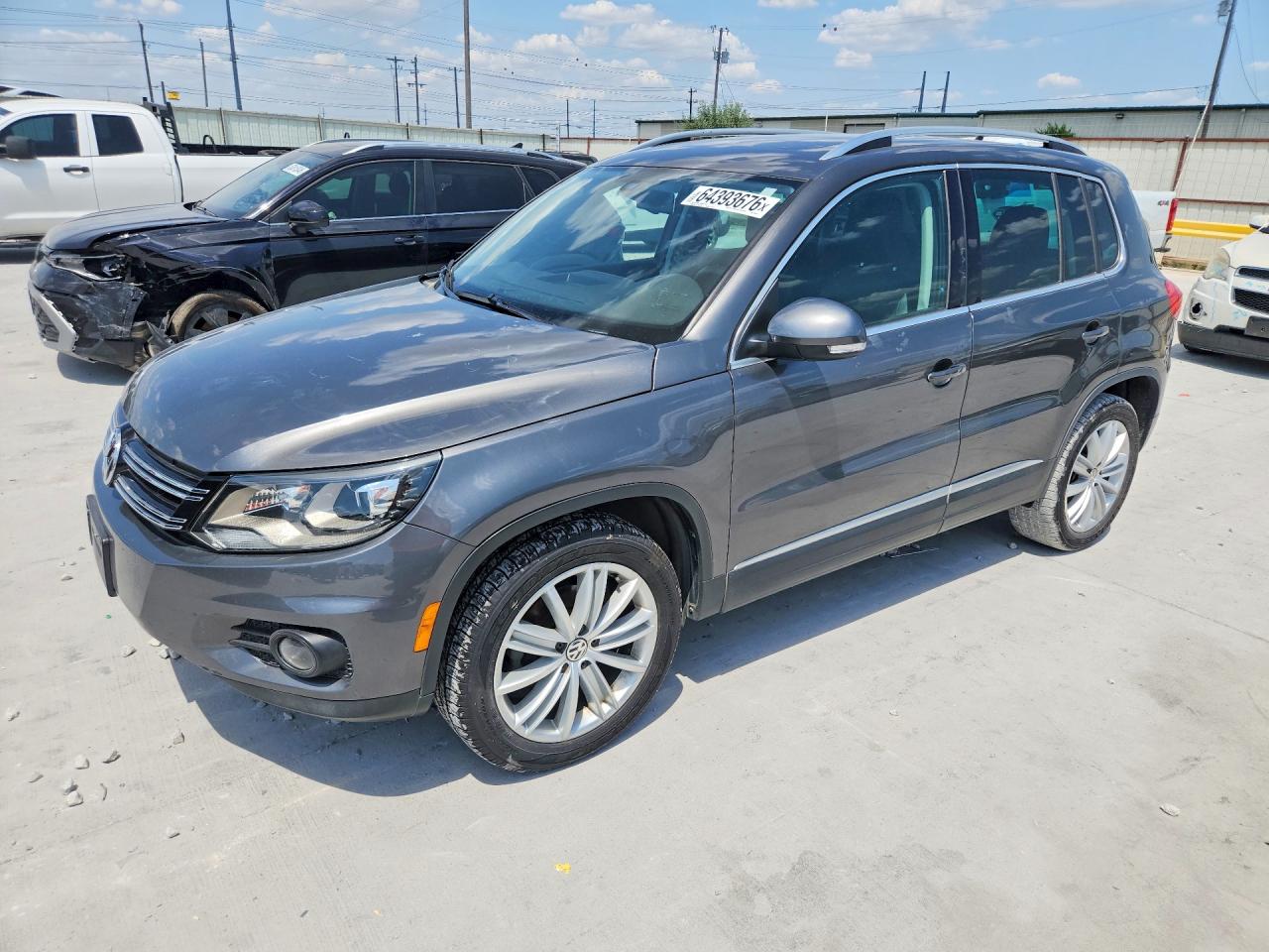 WVGAV7AX2GW523209 · 2016 VOLKSWAGEN TIGUAN