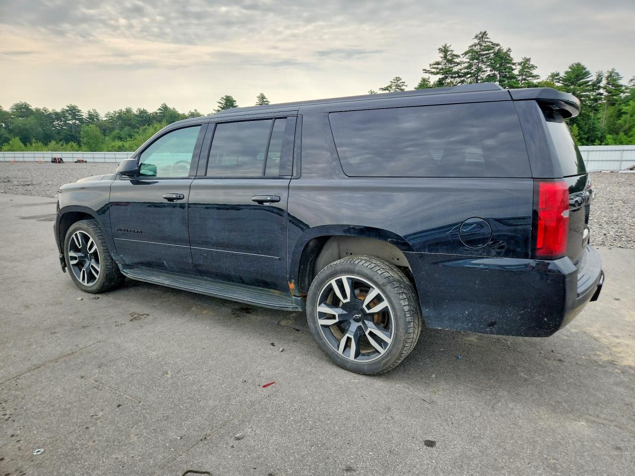 1GNSKJKC5JR261399 · 2018 CHEVROLET SUBURBAN · 2/13
