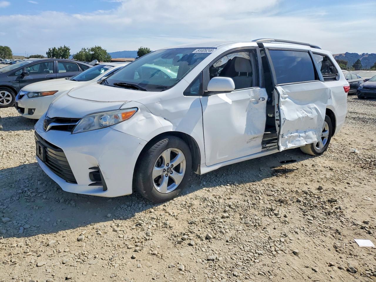 5TDKZ3DC4JS960957 · 2018 TOYOTA SIENNA