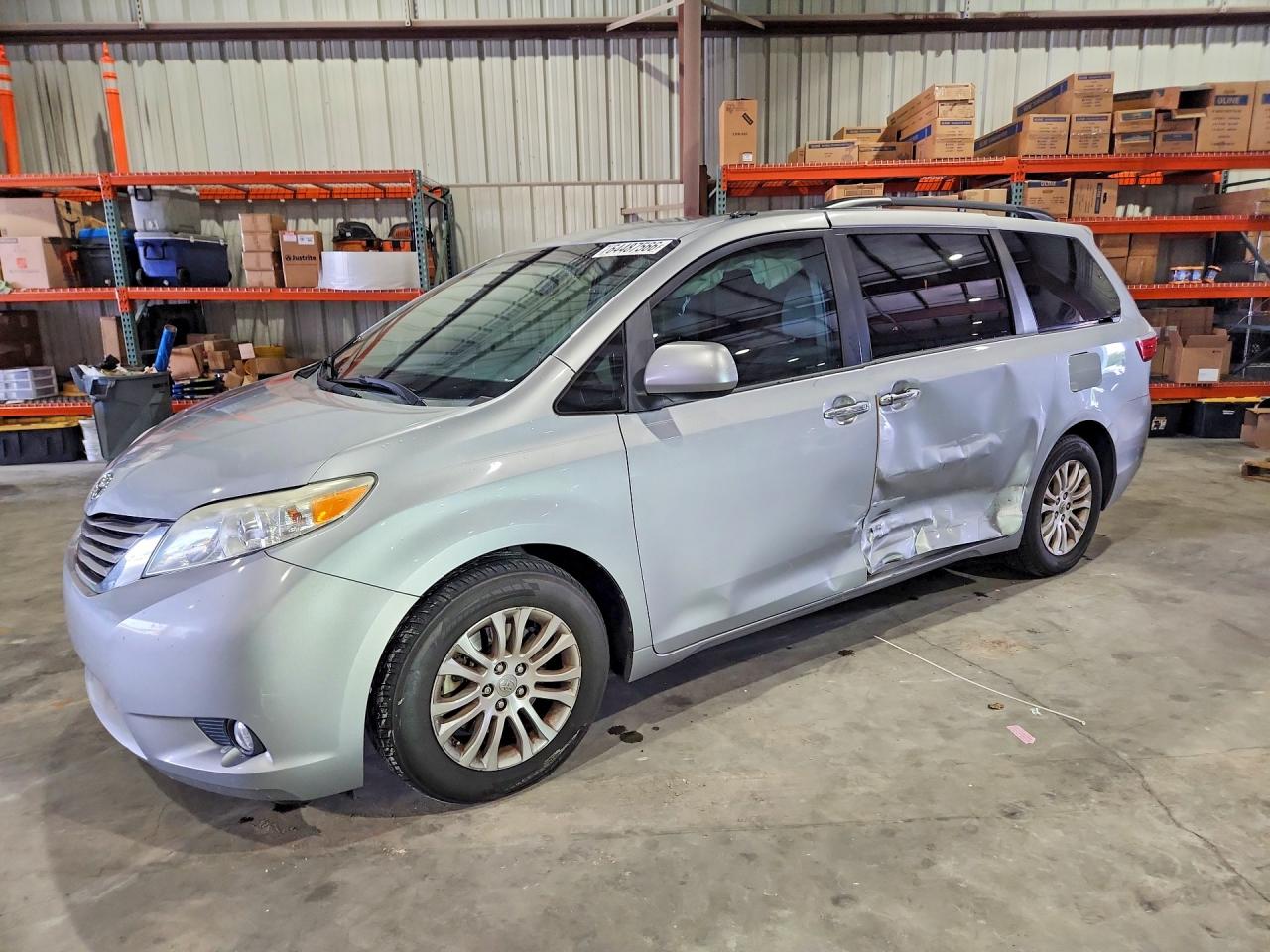 5TDYK3DC6FS630615 · 2015 TOYOTA SIENNA