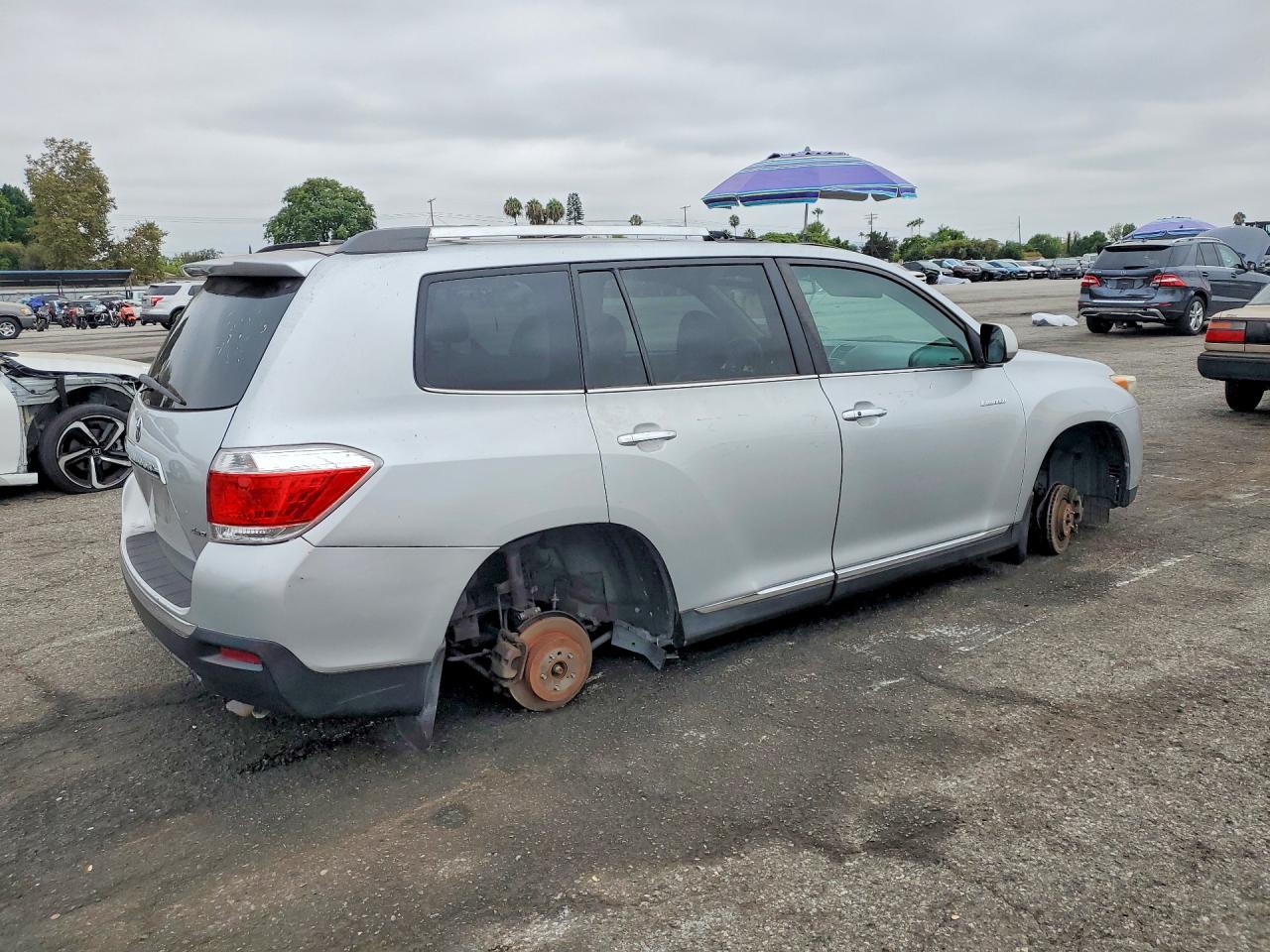 5TDDK3EH8DS251475 · 2013 TOYOTA HIGHLANDER · 3/13