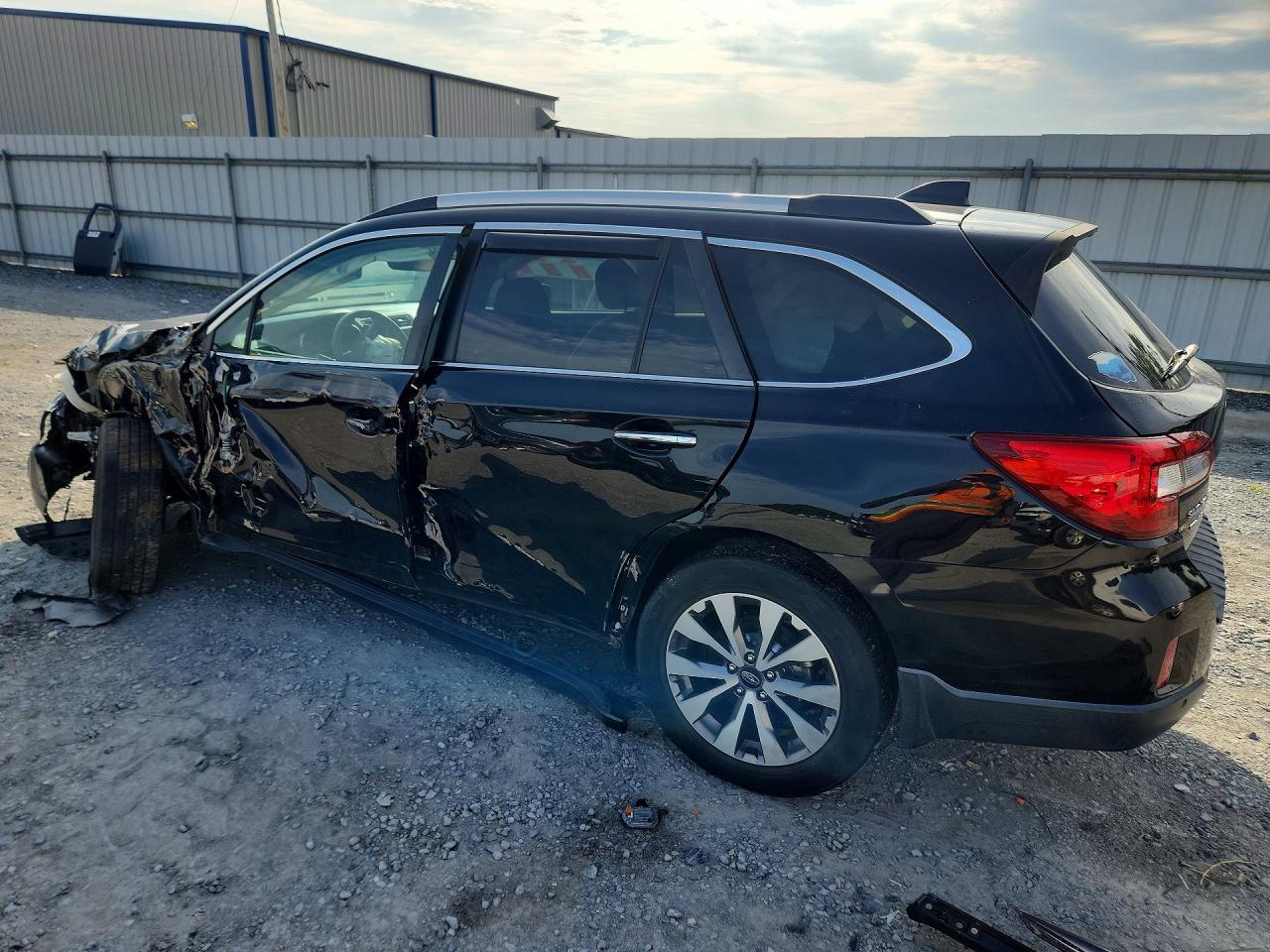 4S4BSATC9H3421106 · 2017 SUBARU OUTBACK · 2/13