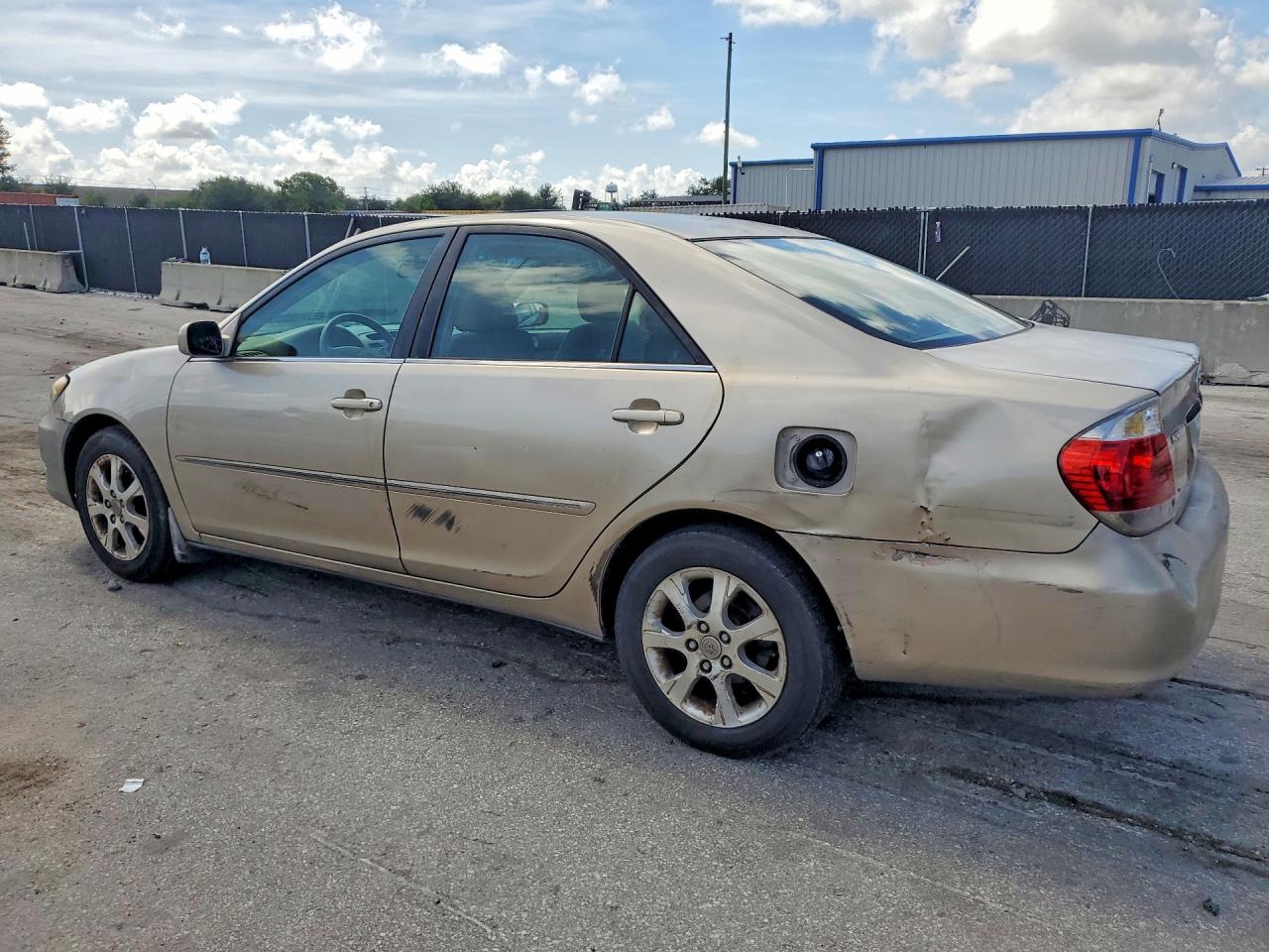 4T1BE30KX5U993645 · 2005 TOYOTA CAMRY · 2/12