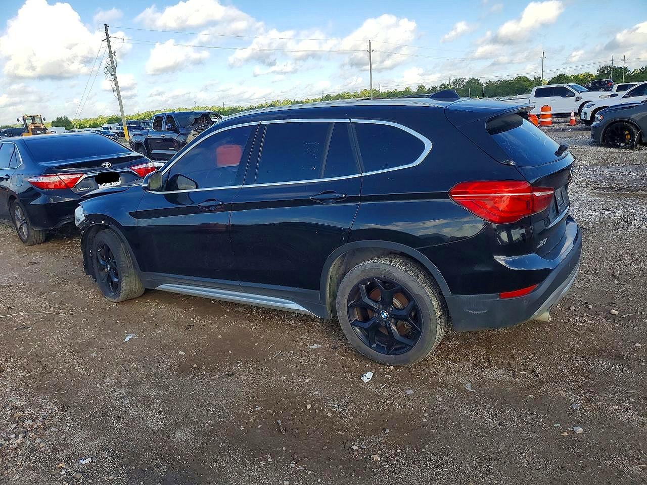 WBXHU7C52K5L10618 · 2019 BMW X1 · 2/14