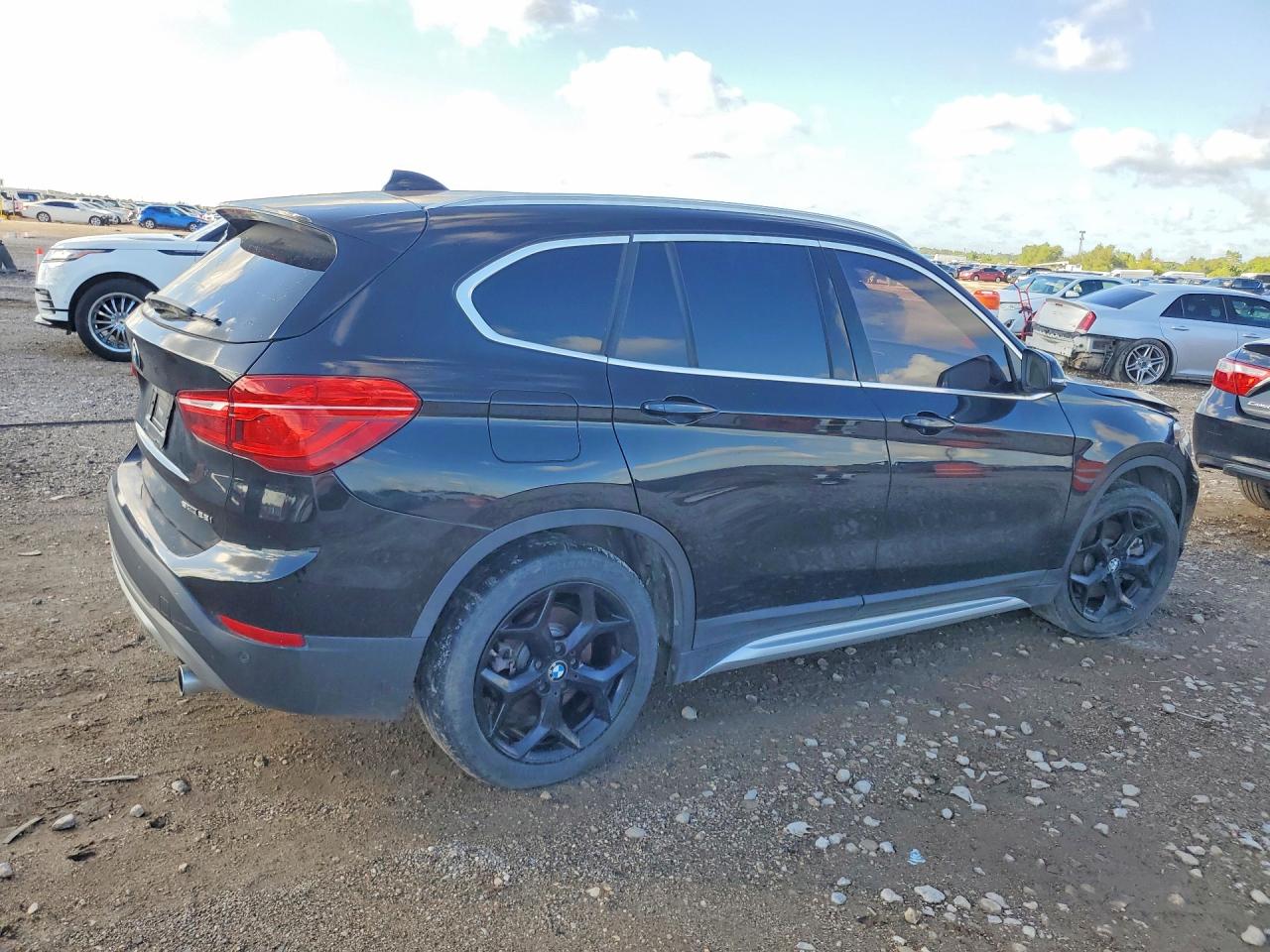 WBXHU7C52K5L10618 · 2019 BMW X1 · 3/14