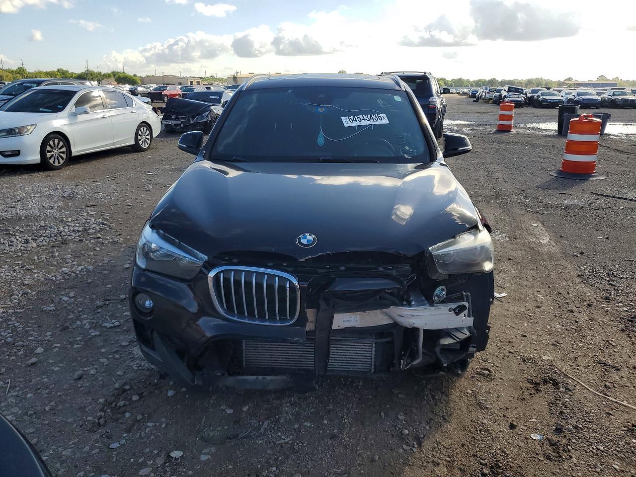 WBXHU7C52K5L10618 · 2019 BMW X1 · 5/14