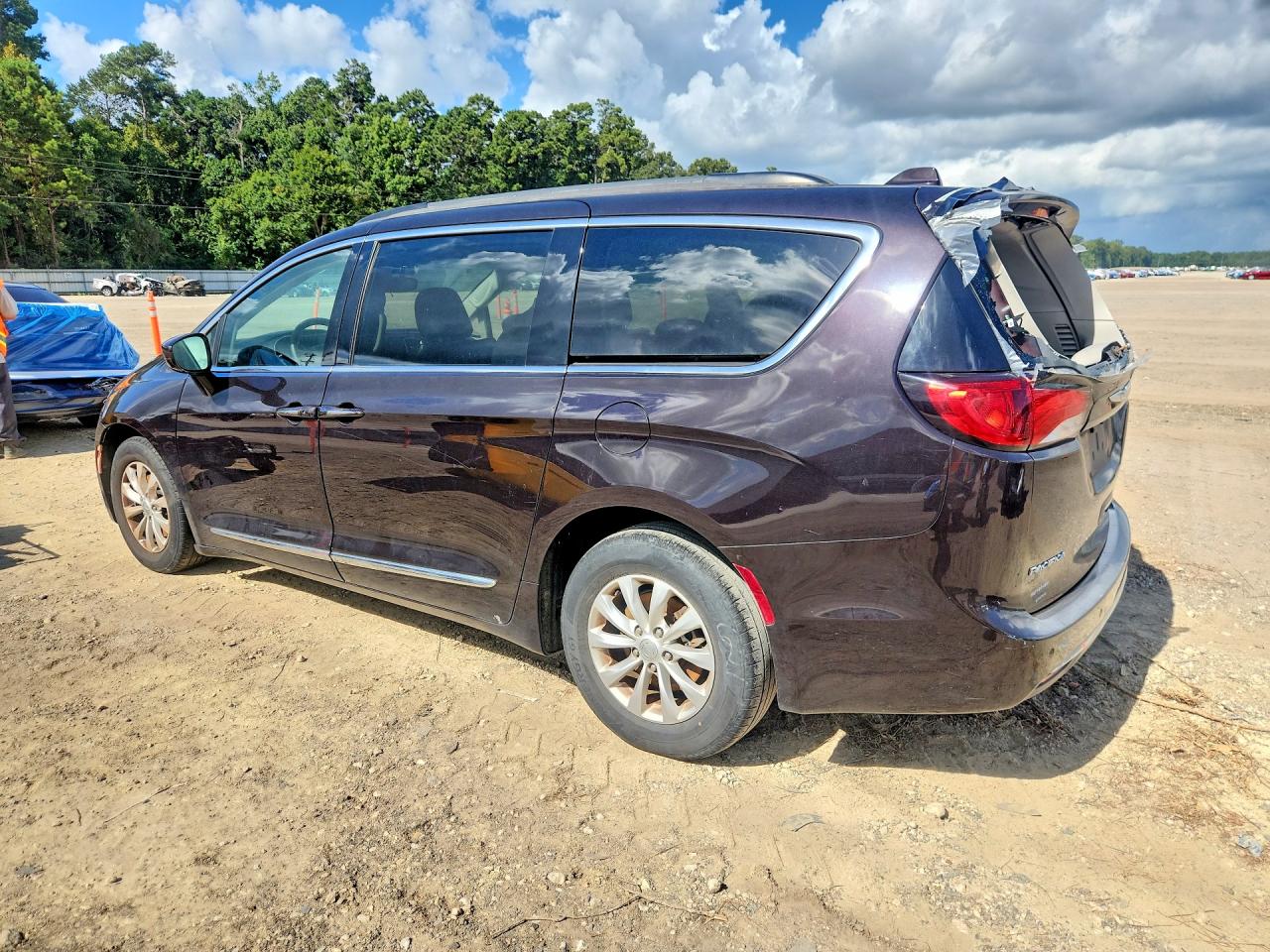 2C4RC1BG8HR734028 · 2017 CHRYSLER PACIFICA · 2/13