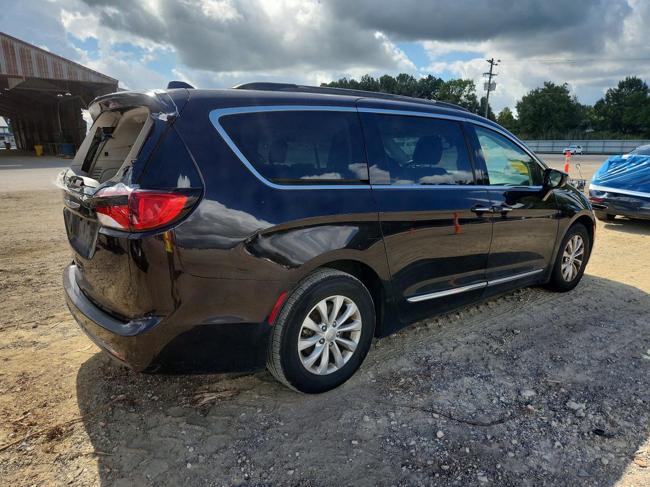 2C4RC1BG8HR734028 · 2017 CHRYSLER PACIFICA · 3/13