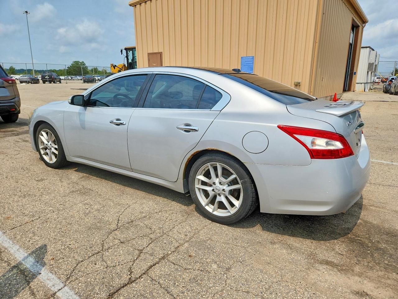 1N4AA5AP3BC804990 · 2011 NISSAN MAXIMA · 2/12