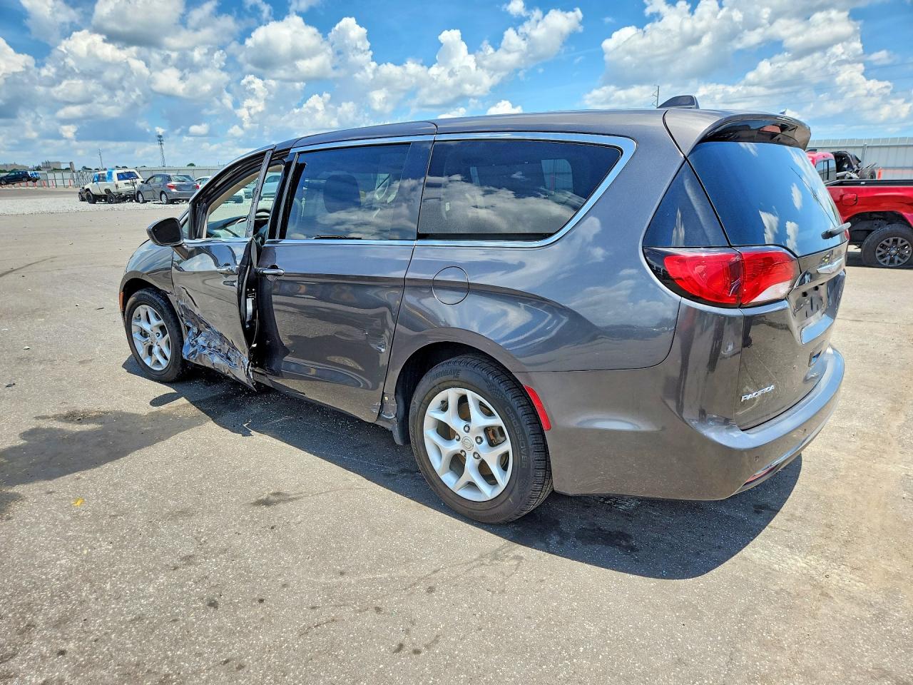 2C4RC1FG1JR107008 · 2018 CHRYSLER PACIFICA · 2/14