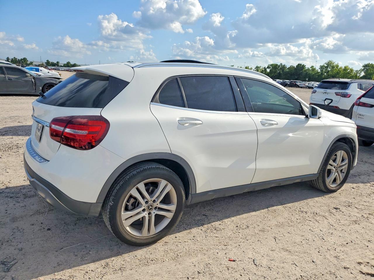 WDCTG4EB3KU009596 · 2019 MERCEDES-BENZ GLA · 3/13