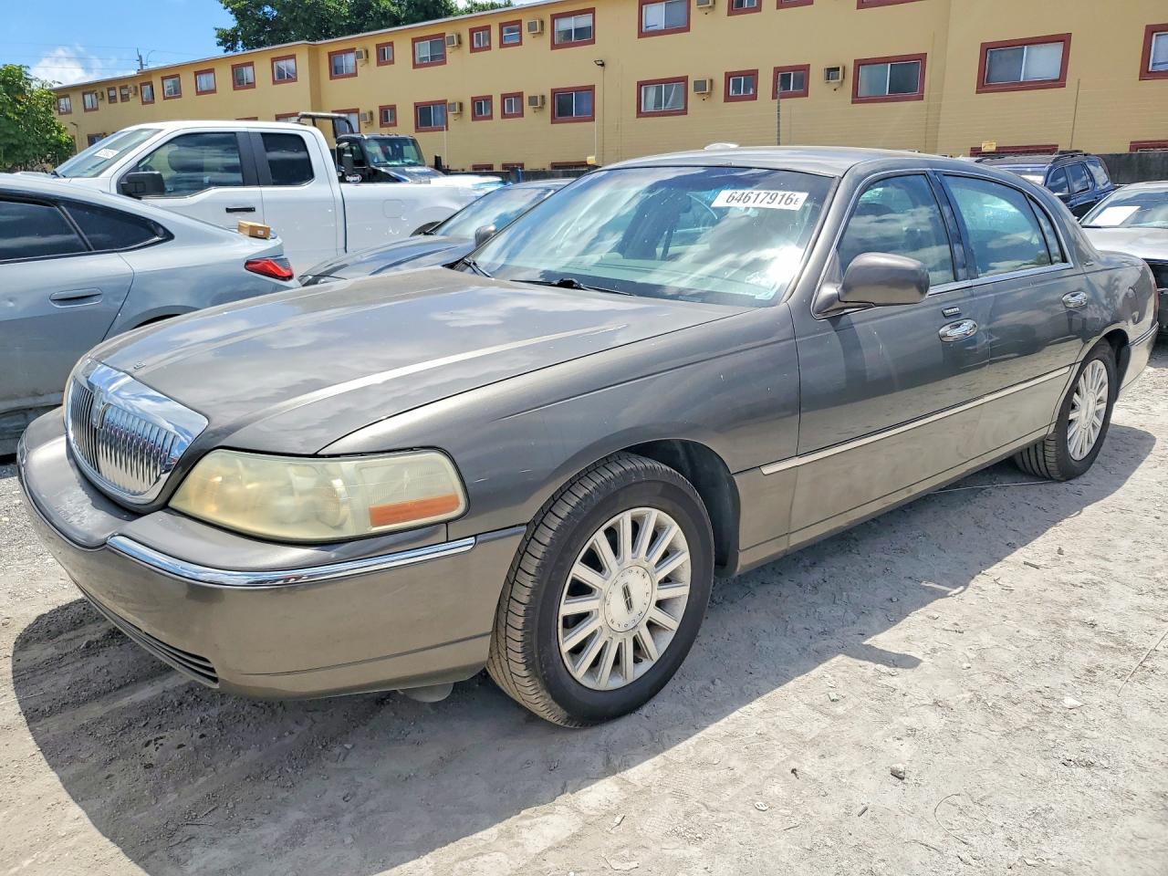 1LNHM81W54Y****** · 2004 LINCOLN TOWN CAR