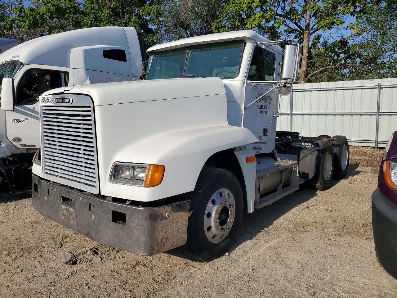 1FUYDDYB1YDF18297 · 2000 FREIGHTLINER CONVENTIONAL