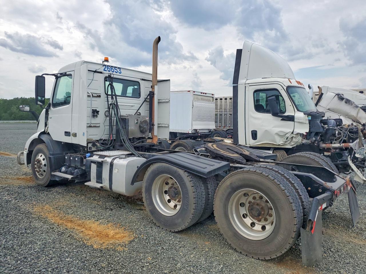 4V4WC9EH2KN906987 · 2019 VOLVO VNR · 2/12
