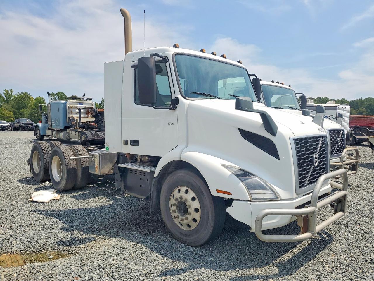 4V4WC9EH1LN265915 · 2020 VOLVO VNR · 4/13