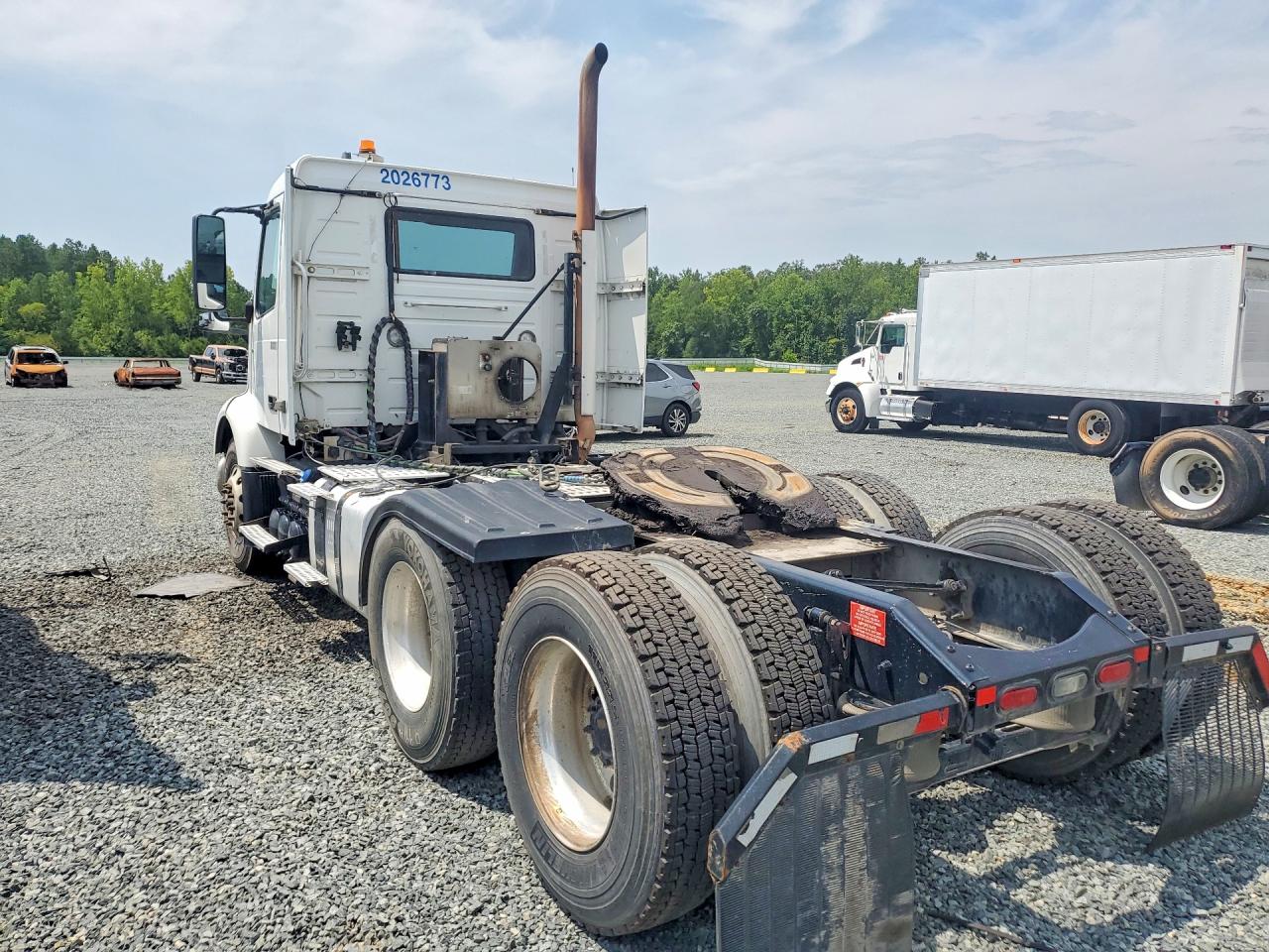 4V4WC9EH1LN265915 · 2020 VOLVO VNR · 2/13