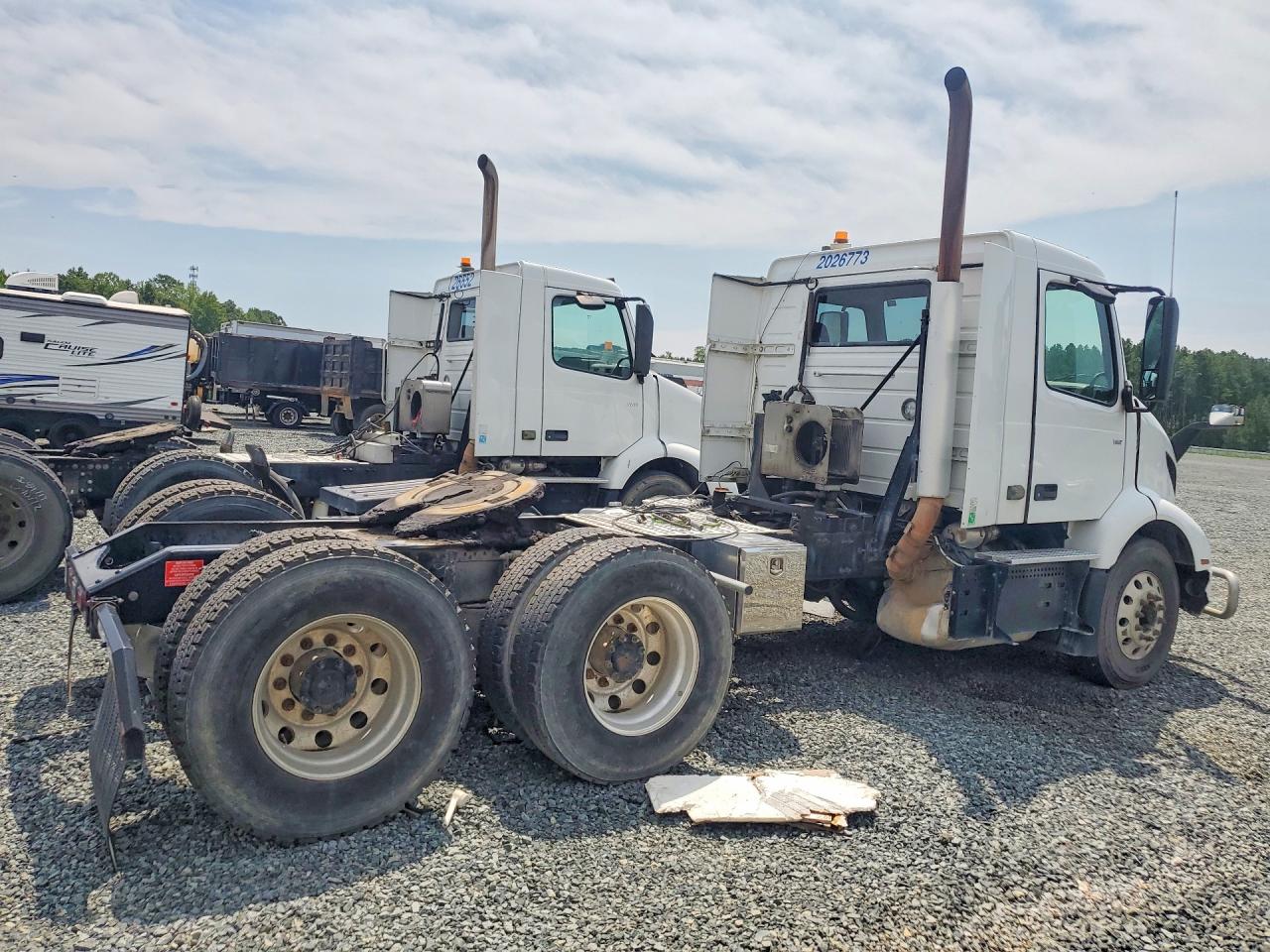 4V4WC9EH1LN265915 · 2020 VOLVO VNR · 3/13