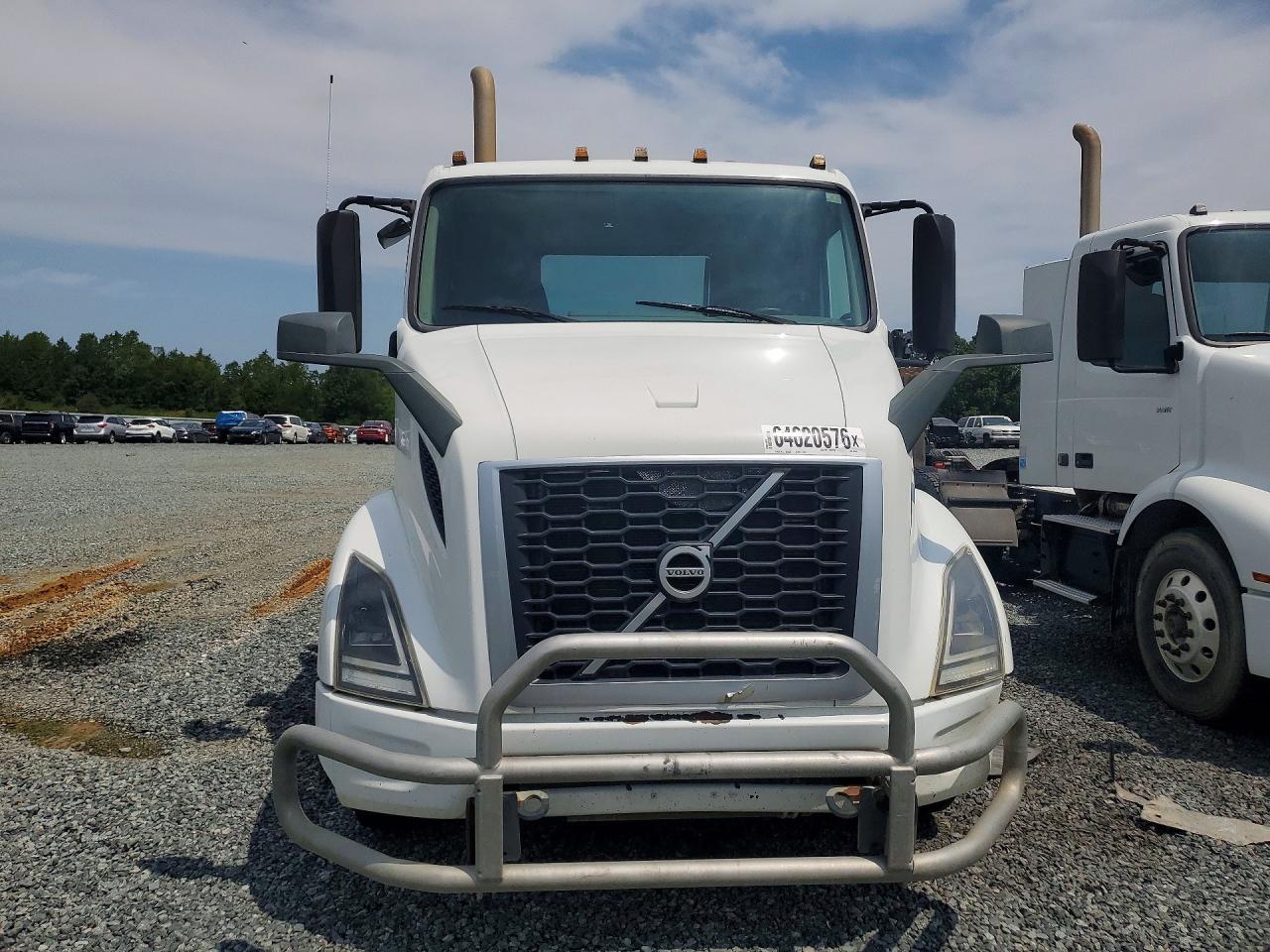 4V4WC9EH1LN265915 · 2020 VOLVO VNR · 5/13