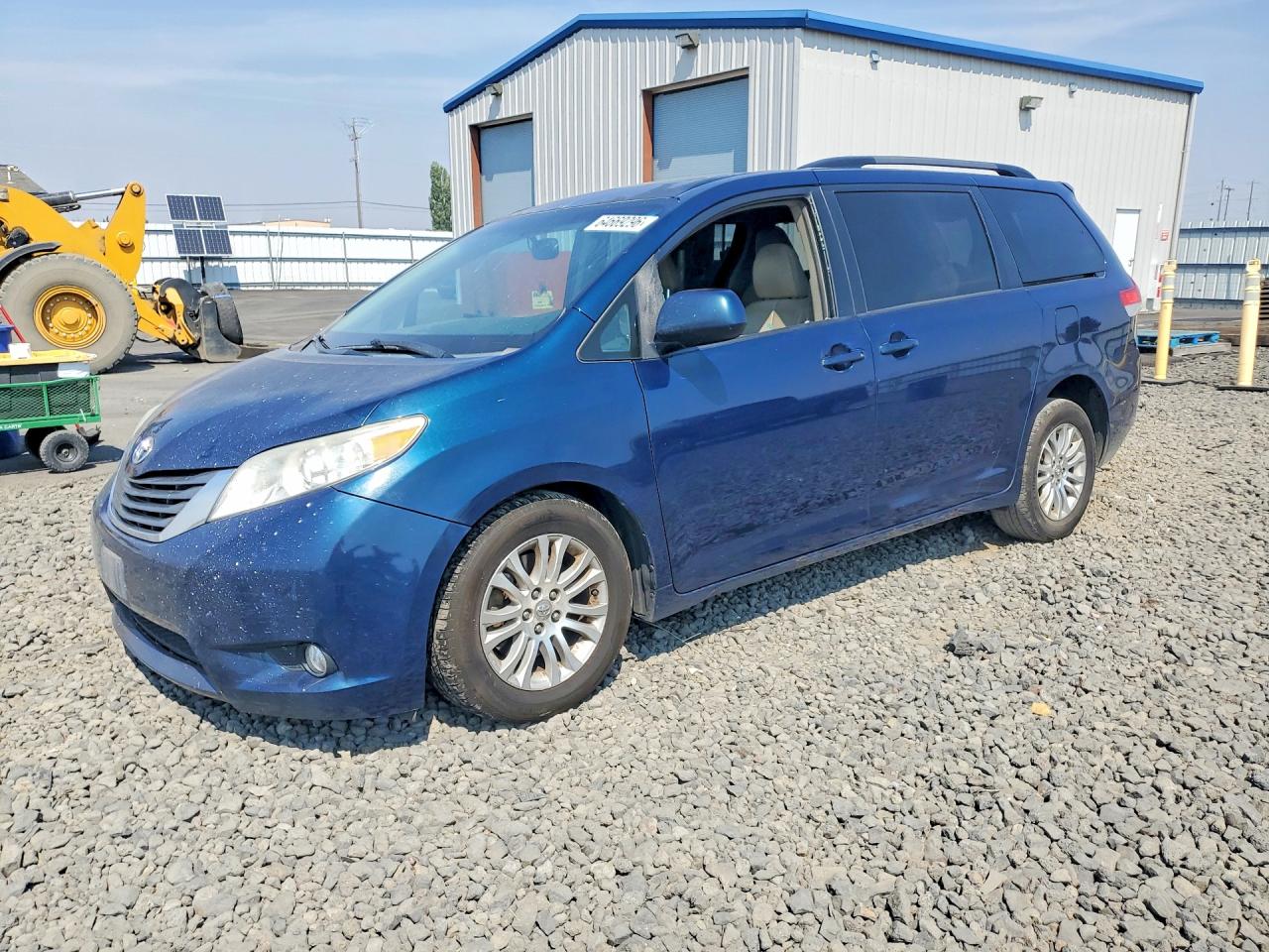 5TDYK3DC1BS093596 · 2011 TOYOTA SIENNA