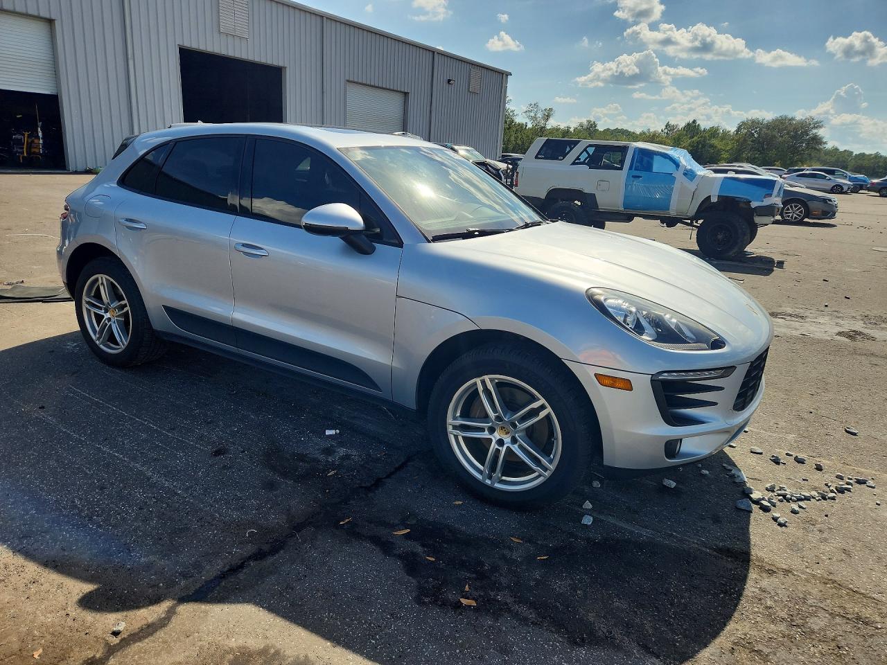 WP1AA2A53HLB83300 · 2017 PORSCHE MACAN · 4/13