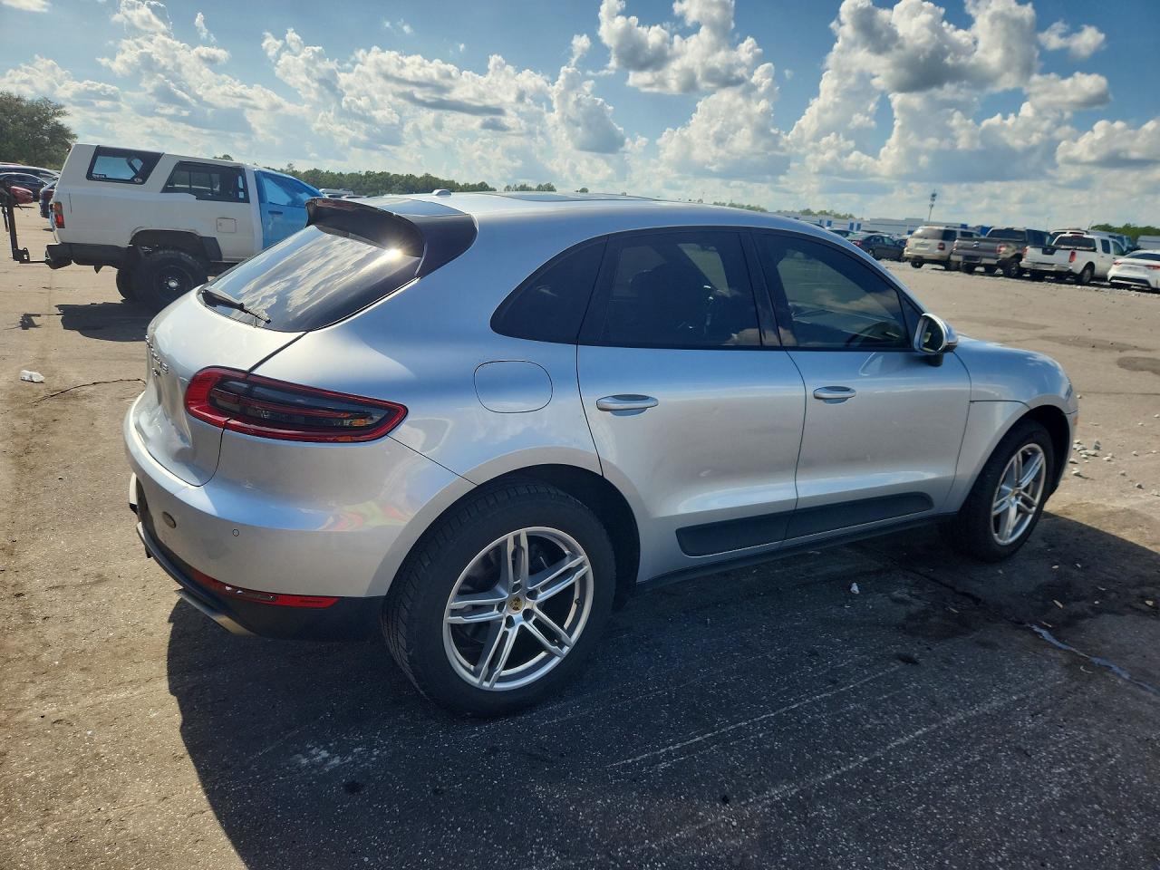 WP1AA2A53HLB83300 · 2017 PORSCHE MACAN · 3/13