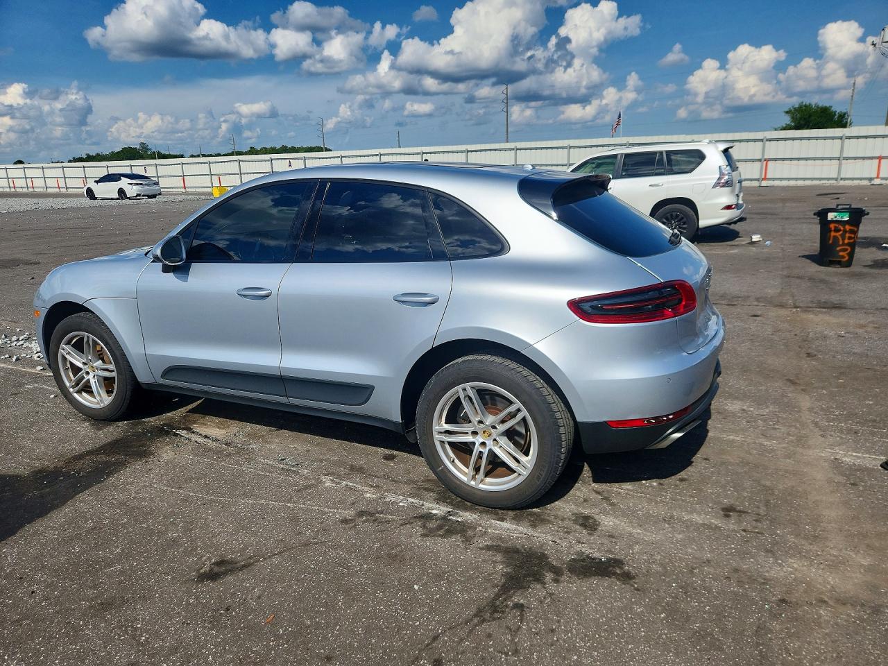 WP1AA2A53HLB83300 · 2017 PORSCHE MACAN · 2/13