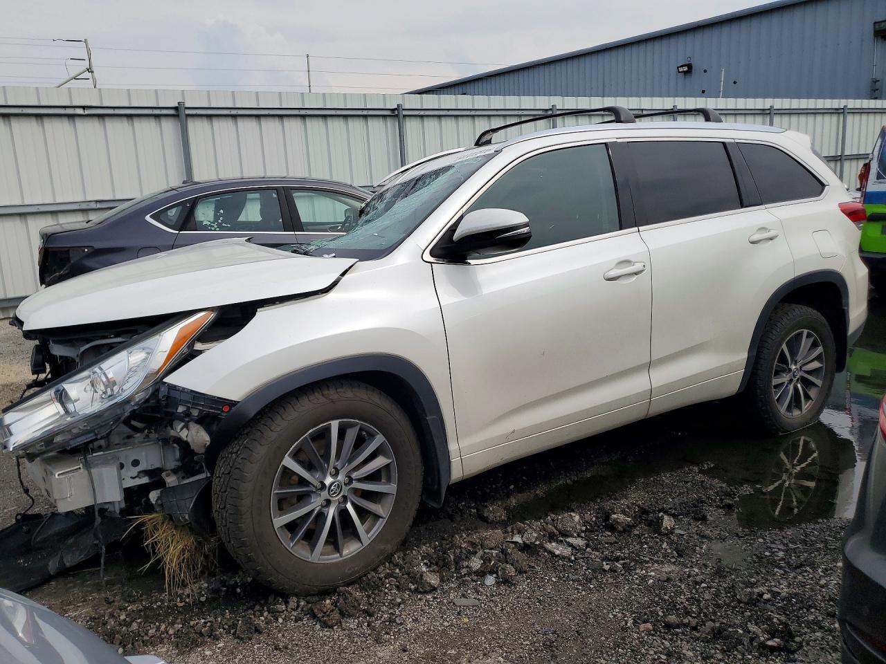 5TDJZRFH2HS369950 · 2017 TOYOTA HIGHLANDER