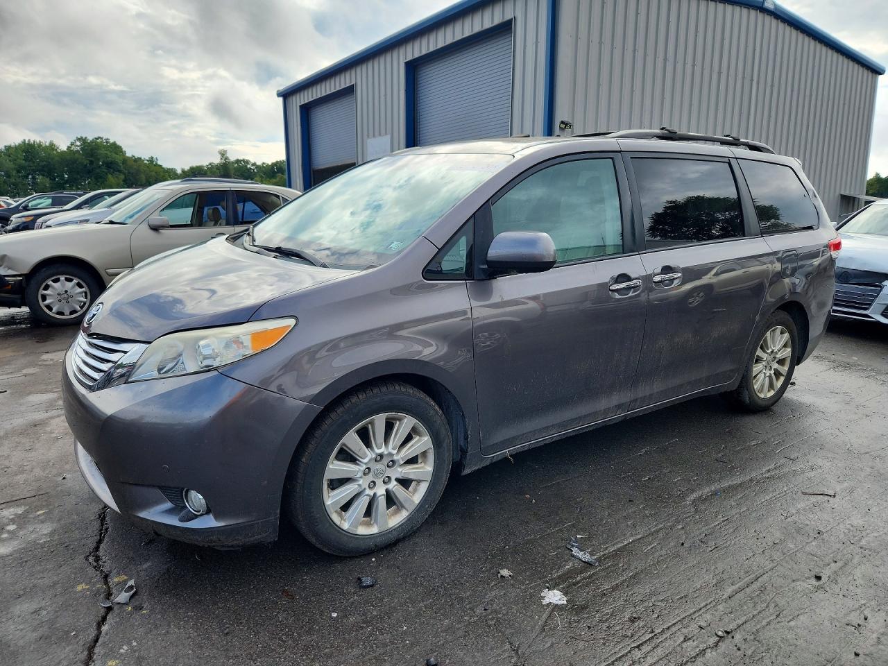 5TDDK3DC2BS014550 · 2011 TOYOTA SIENNA