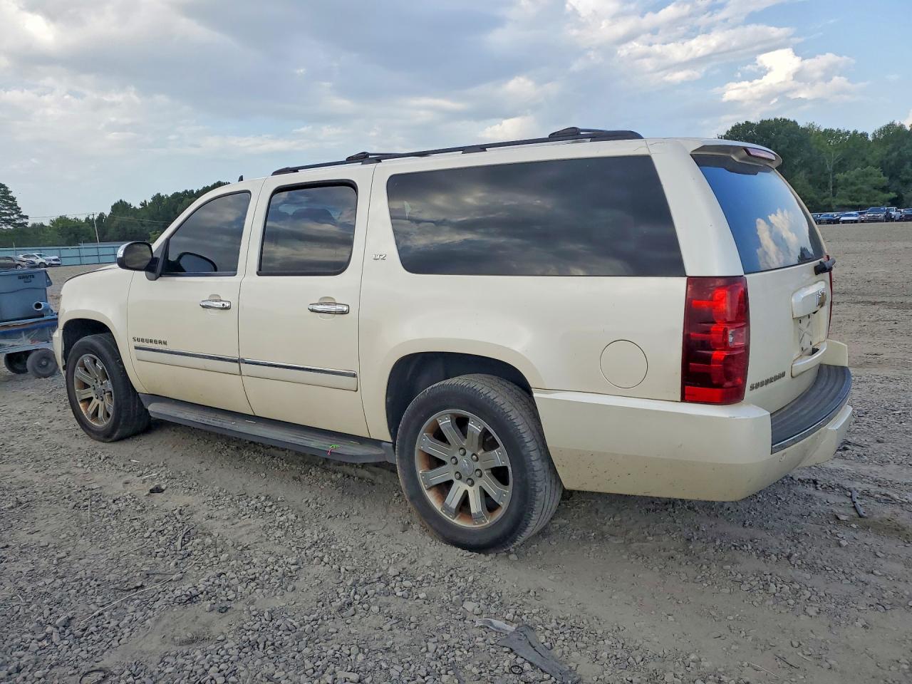 1GNUCKE02AR134364 · 2010 CHEVROLET SUBURBAN · 2/13