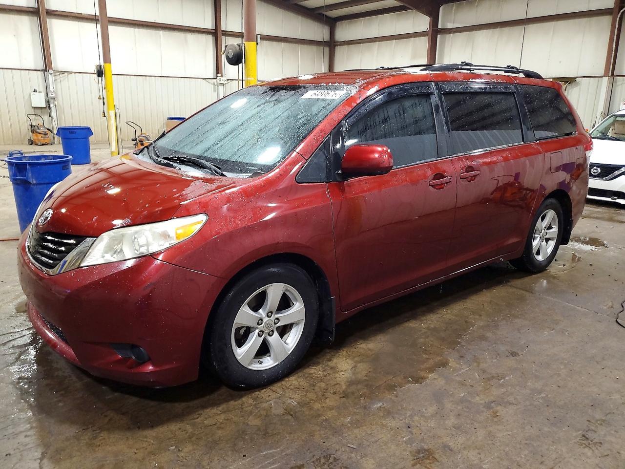 2011 TOYOTA SIENNA