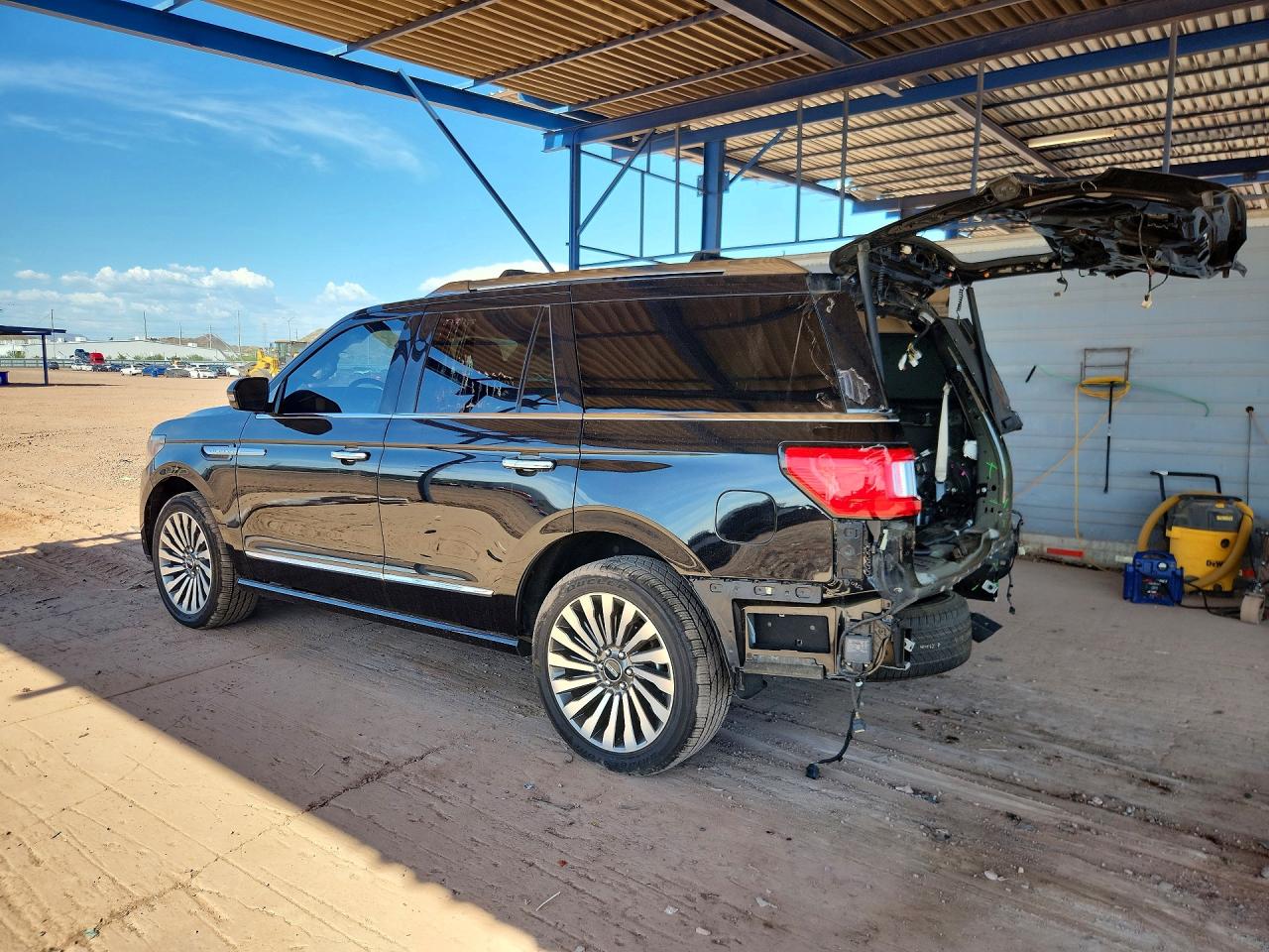 5LMJJ2LT0KEL24051 · 2019 LINCOLN NAVIGATOR · 2/13