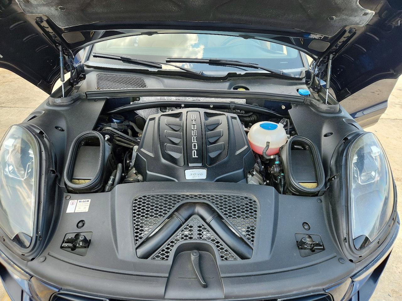 WP1AG2A59HLB55323 · 2017 PORSCHE MACAN · 11/12