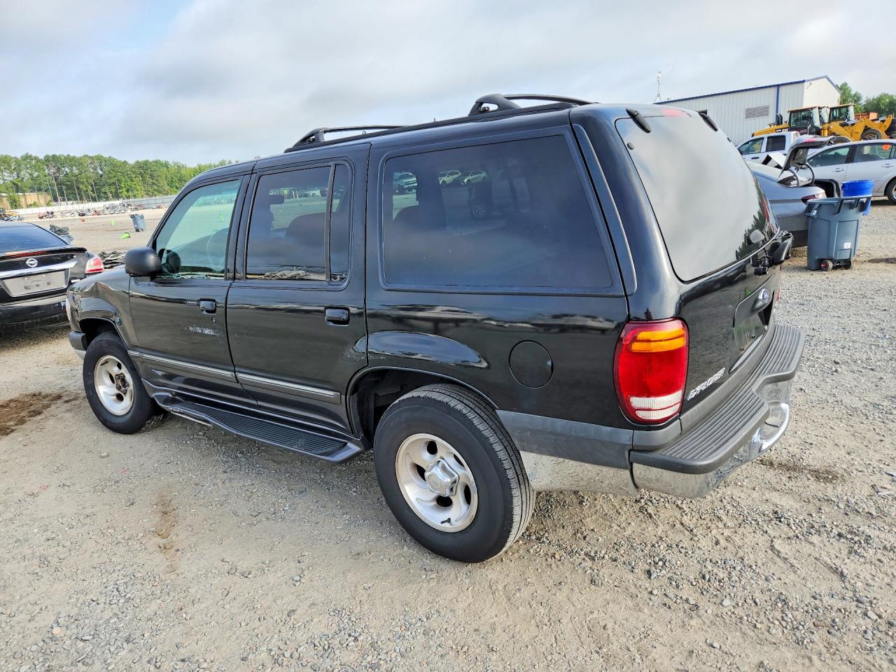1FMZU73E2YZA15906 · 2000 FORD EXPLORER · 2/13
