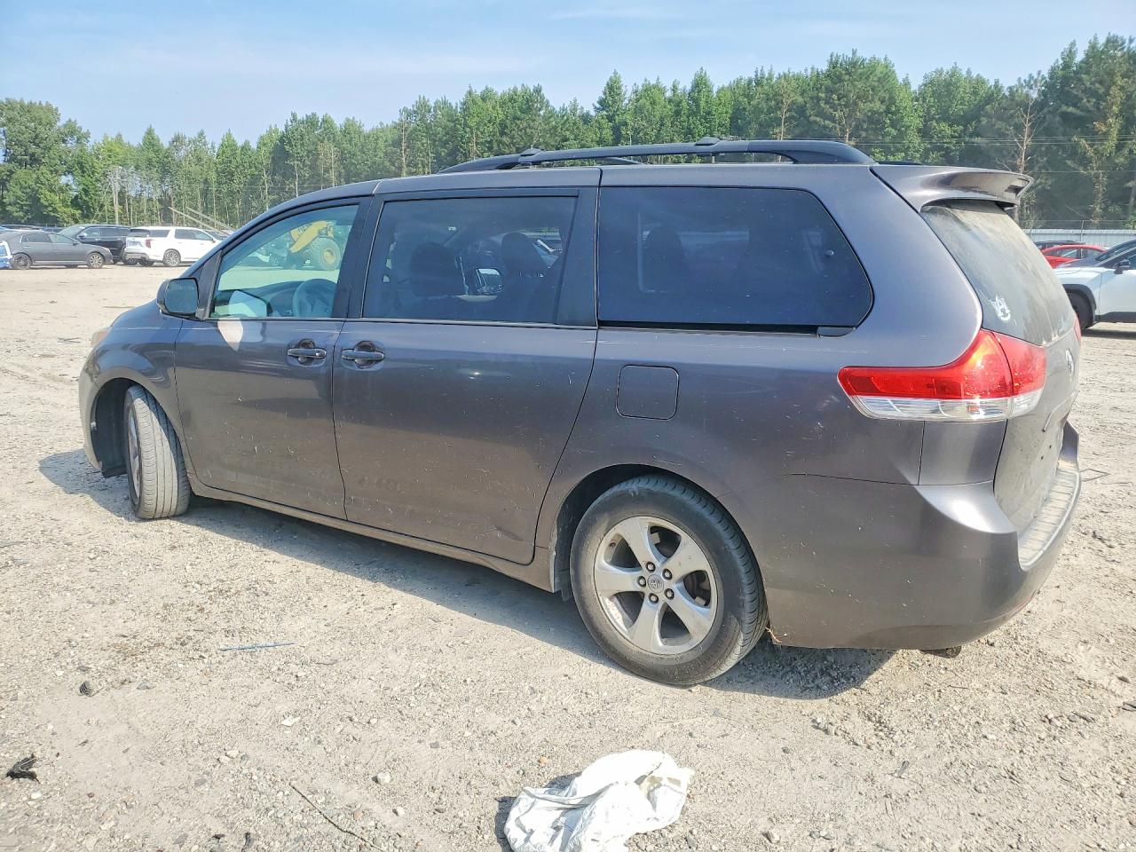 5TDKK3DC8DS341805 · 2013 TOYOTA SIENNA · 2/13