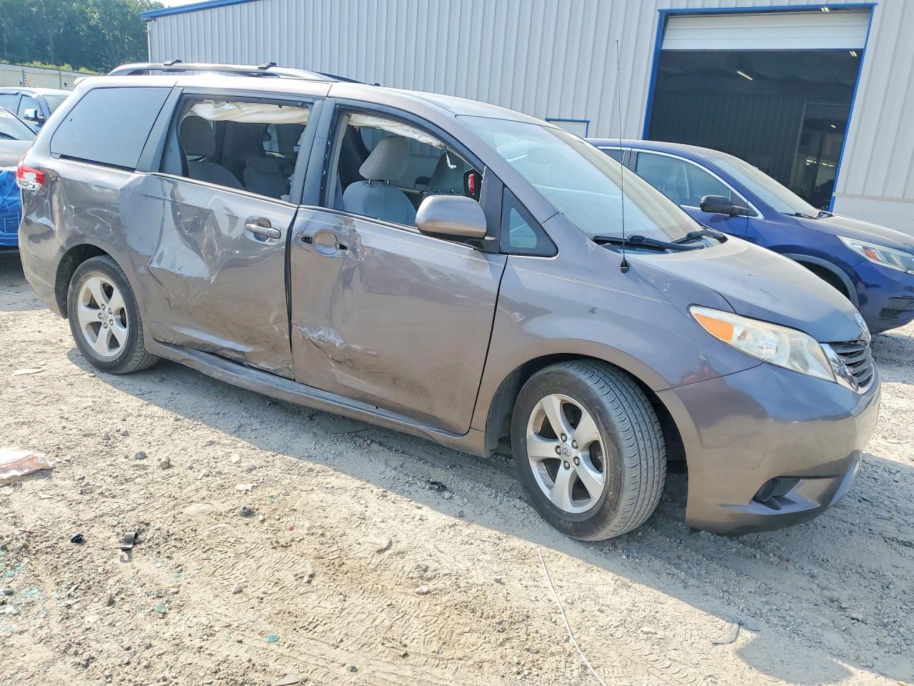 5TDKK3DC8DS341805 · 2013 TOYOTA SIENNA · 4/13