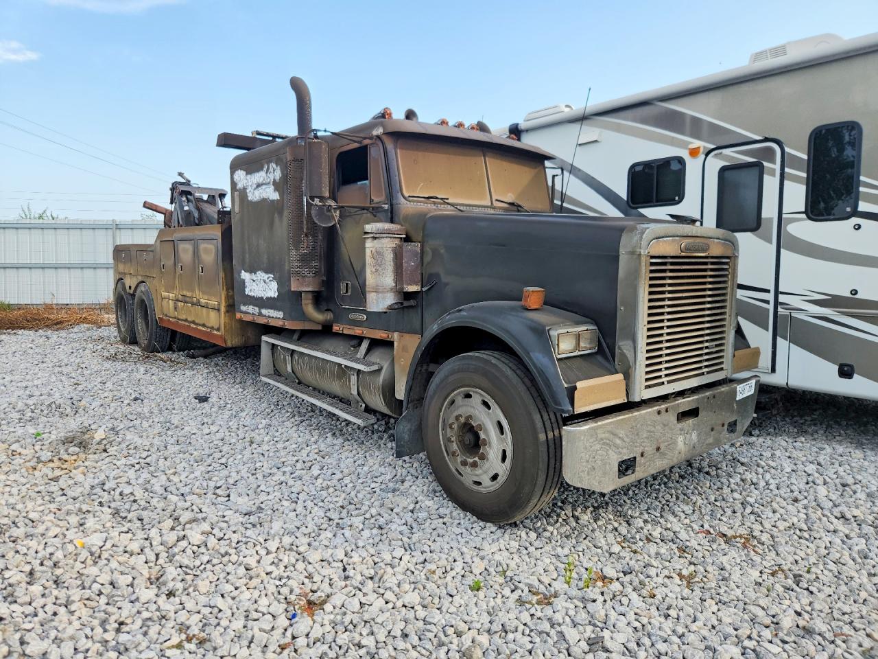 1FV8F0Y92VH833851 · 1997 FREIGHTLINER FLD120 · 4/14
