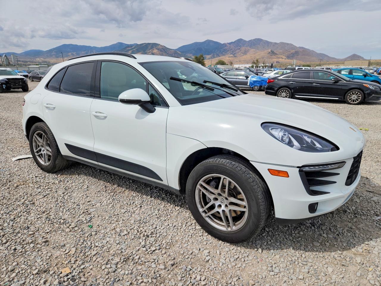 WP1AA2A55HLB04631 · 2017 PORSCHE MACAN · 4/12