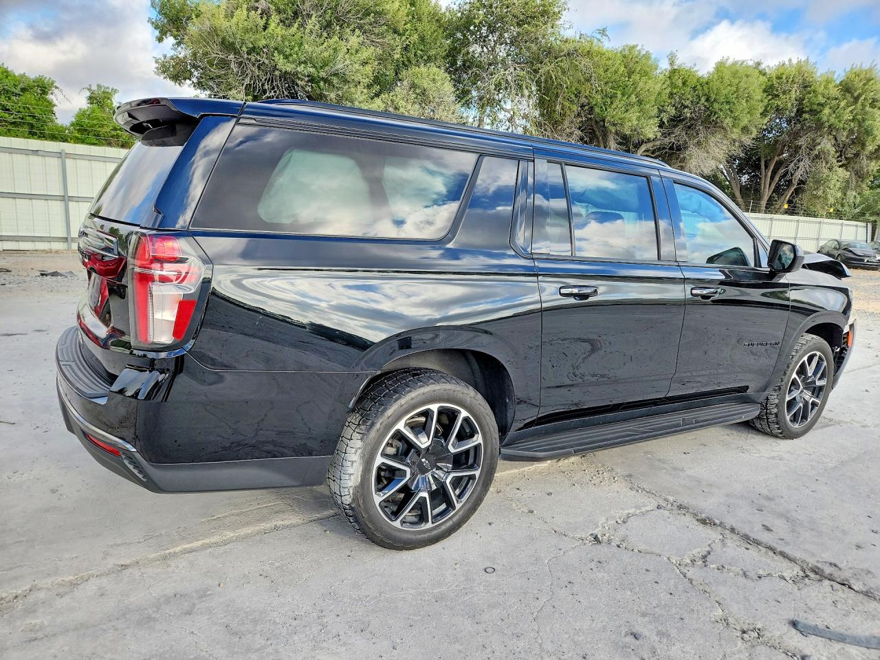1GNSCEKT1MR361623 · 2021 CHEVROLET SUBURBAN · 3/13