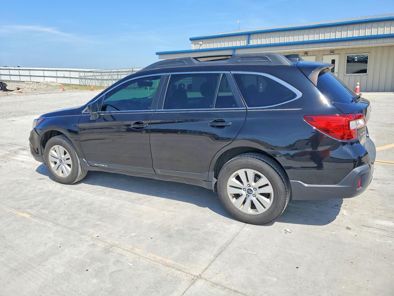 4S4BSACC4J3271962 · 2018 SUBARU OUTBACK · 2/13