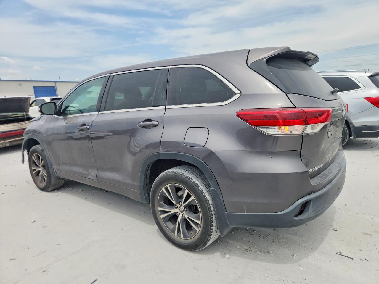 5TDZZRFH1JS235424 · 2018 TOYOTA HIGHLANDER · 2/13