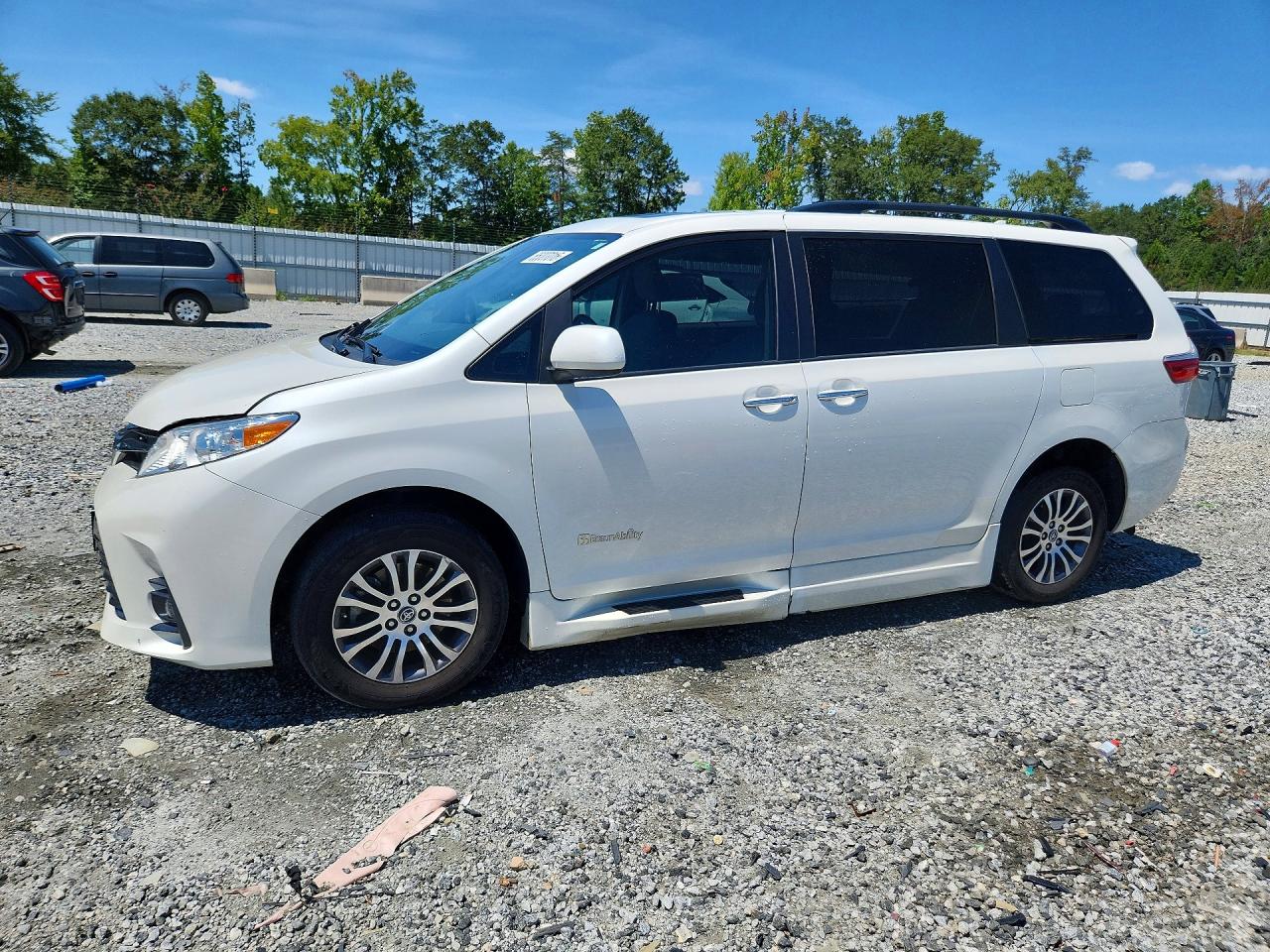 5TDYZ3DC5JS961139 · 2018 TOYOTA SIENNA