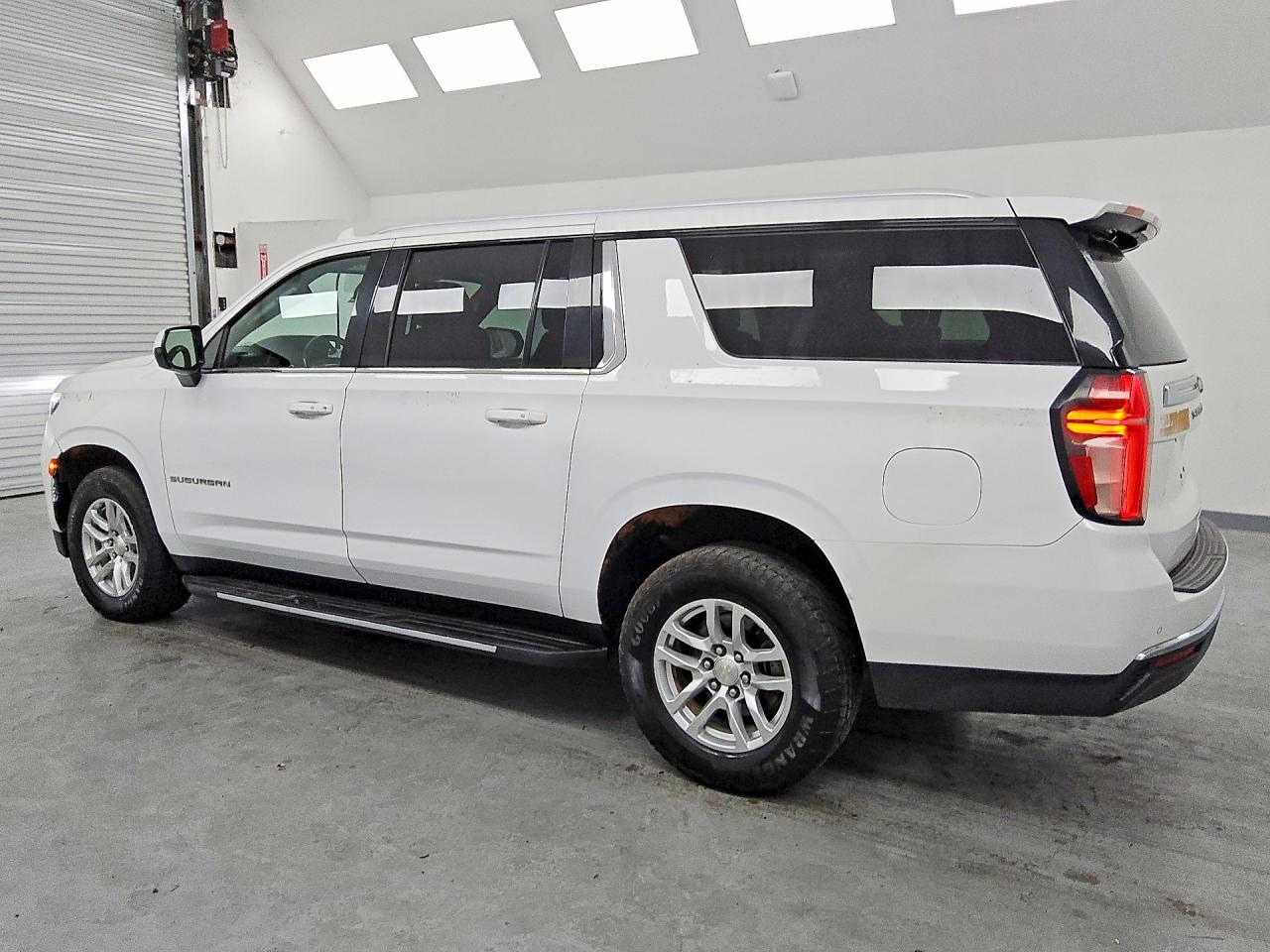 1GNSKBKD8MR352010 · 2021 CHEVROLET SUBURBAN · 2/13