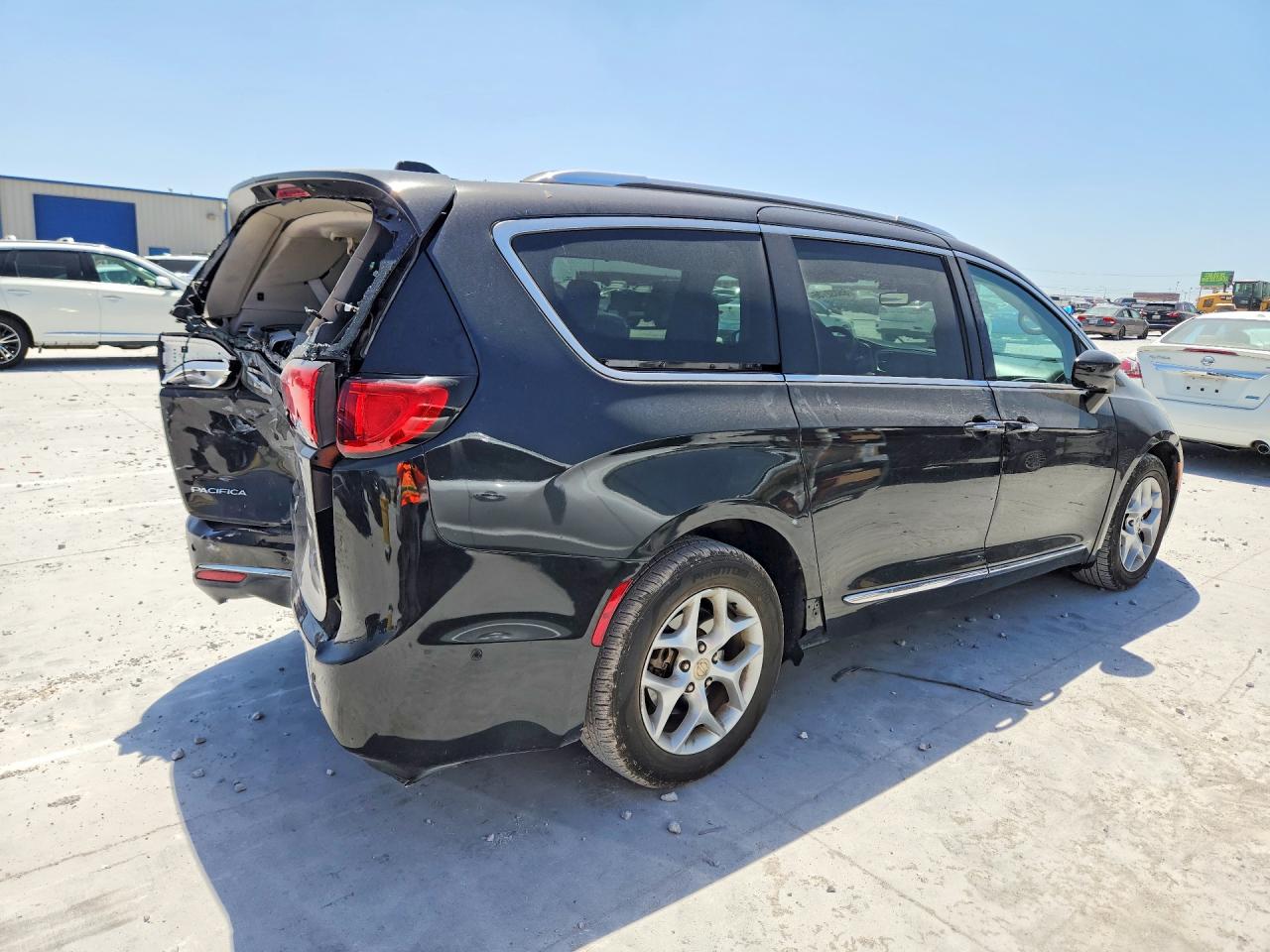 2C4RC1EG4HR511318 · 2017 CHRYSLER PACIFICA · 3/13