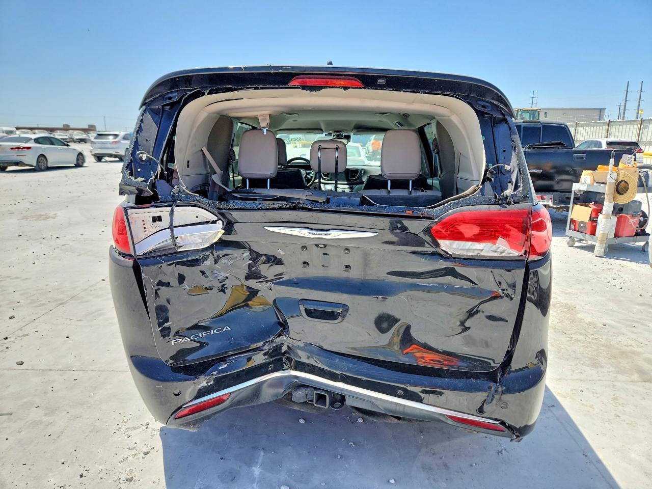 2C4RC1EG4HR511318 · 2017 CHRYSLER PACIFICA · 6/13