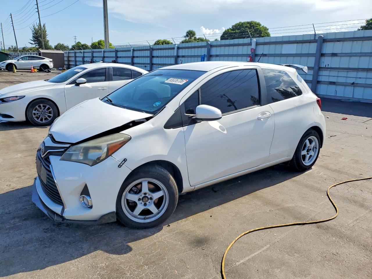 VNKJTUD3XFA049577 · 2015 TOYOTA YARIS