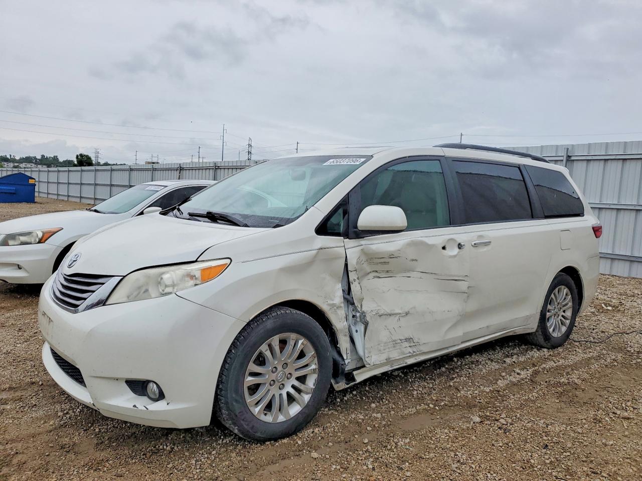 5TDYZ3DC5HS860516 · 2017 TOYOTA SIENNA